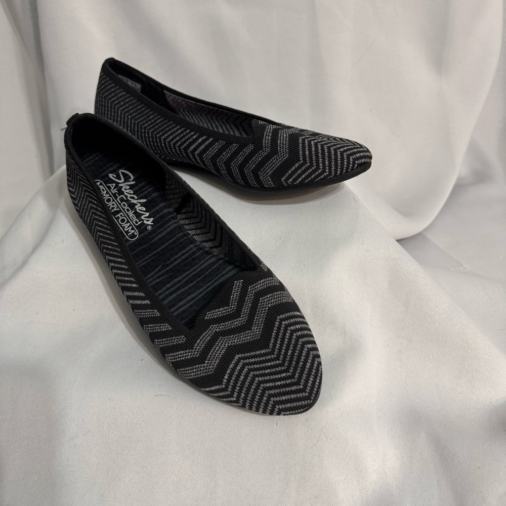 Skechers Cloe Black and Gray Chevron Flats 
SZ 8 - Picture 6 of 6